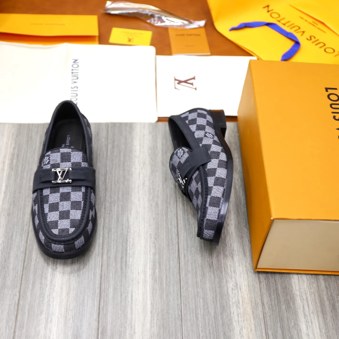 Men's Men's Shoes💰💰920LV Louis Vuitton Slip-on Loafers, top quality products from Guangzhou, ready for sale! This LV Glove loafer is made of selected soft cowhide, with a slightly wrinkled leather surface and a very high-end texture. Each pair is unique. The leather surface is light and soft, with a fine texture and good luster. It is a classic loafer style, with exquisite handmade mark stitching on the toe, and a square toe configuration to highlight the classic style. The horizontal band has hot-printed LV three-dimensional letters, semi-solid handcrafts and a genuine leather outsole, and a rubber patch on the heel to create wear-resistant performance and comfort. One of the must-have loafers for men! Comes with full original packaging! Code number: 38-39-40-41-42-43-44 (38, 45, 46 customized) standard leather shoe code